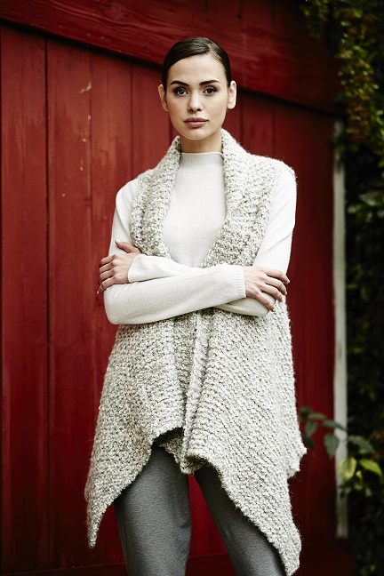 La modella indossa un lupetto in cashmere, una stola in lana ed alpaca su un pantalone in lana stretch